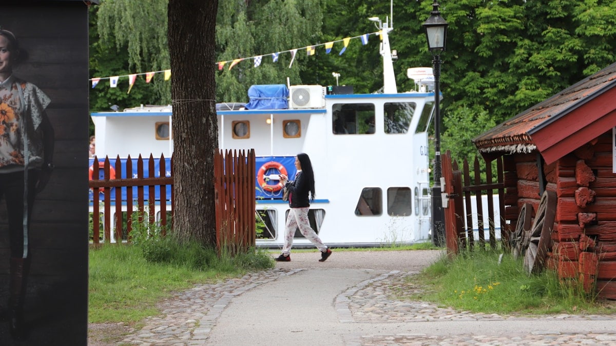 The ship Gustaf Lagerbjielke on the river Svartån passes Wadköping